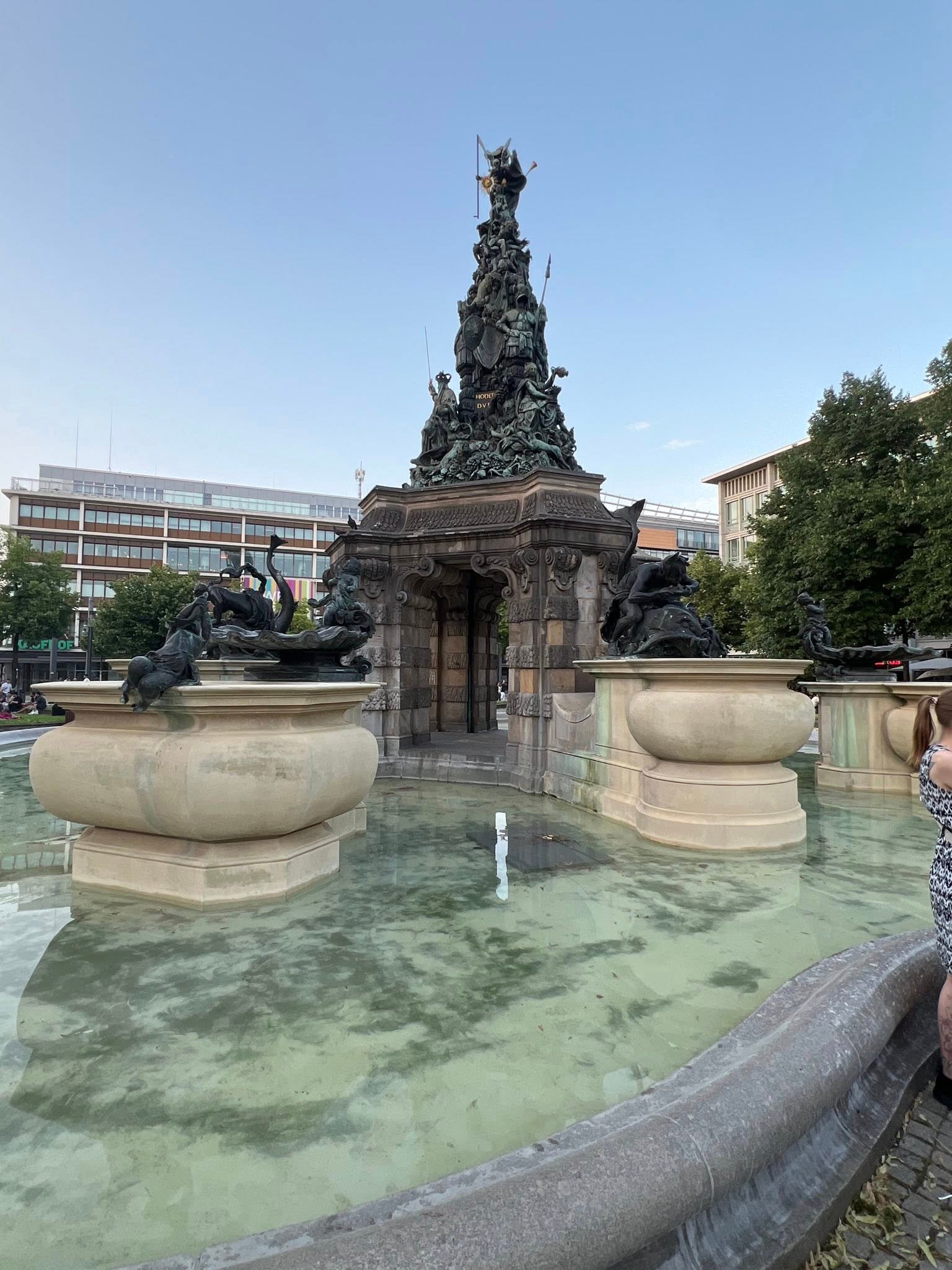 Öffentliche Highlight-Stadtführung Mannheim: Sekt, Snack, Schloss und StreetArt!