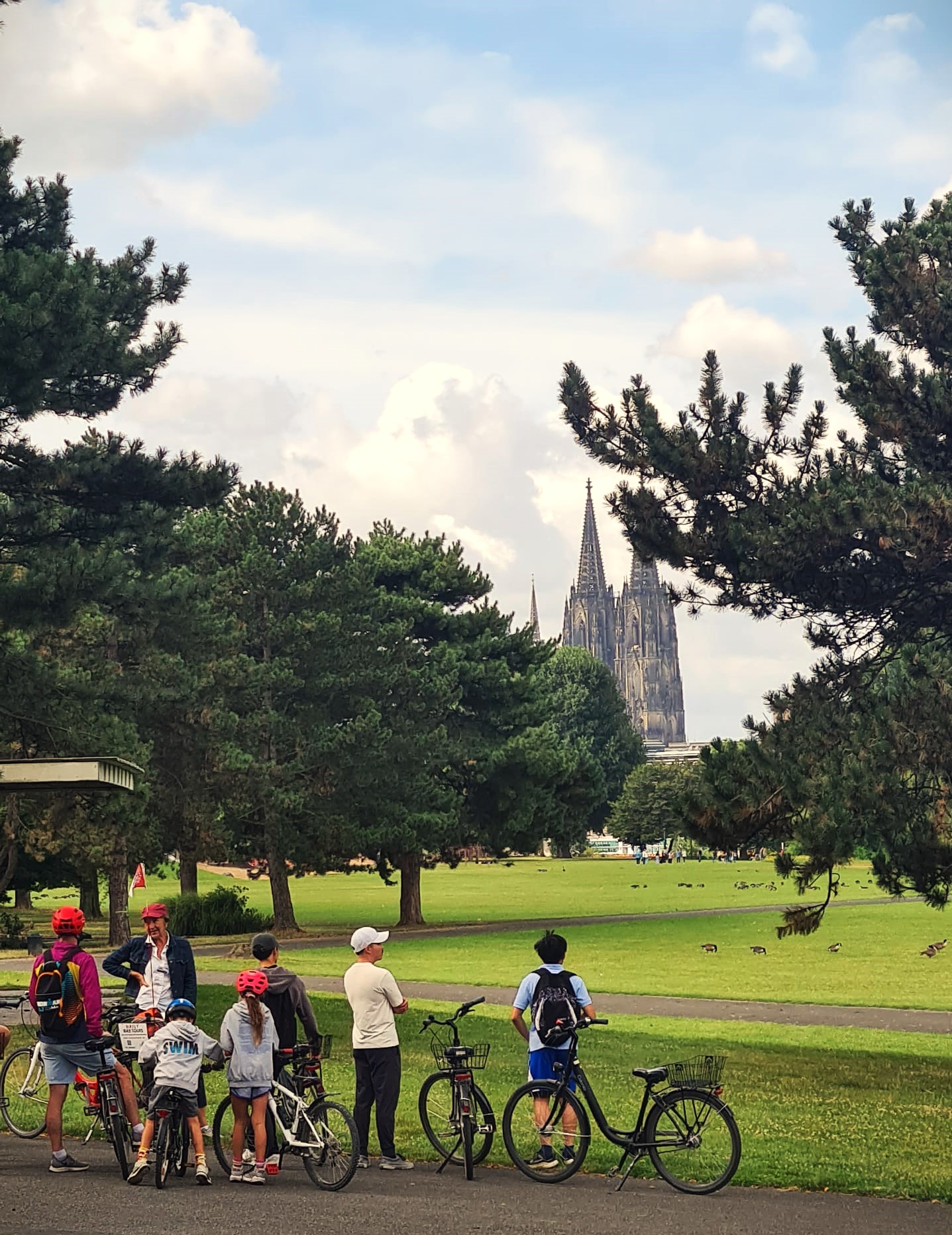 „FASCINATION COLOGNE“ 3-hour GUIDED BIKE RIDE through COLOGNE 