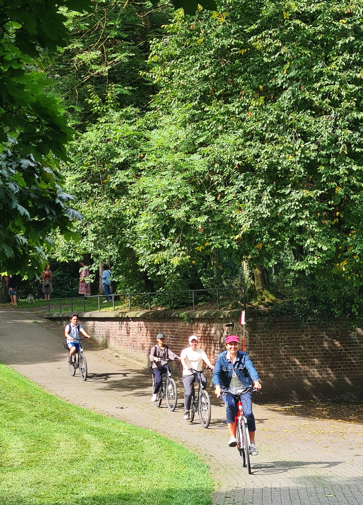 „FASCINATION COLOGNE“ 3-hour GUIDED BIKE RIDE through COLOGNE 